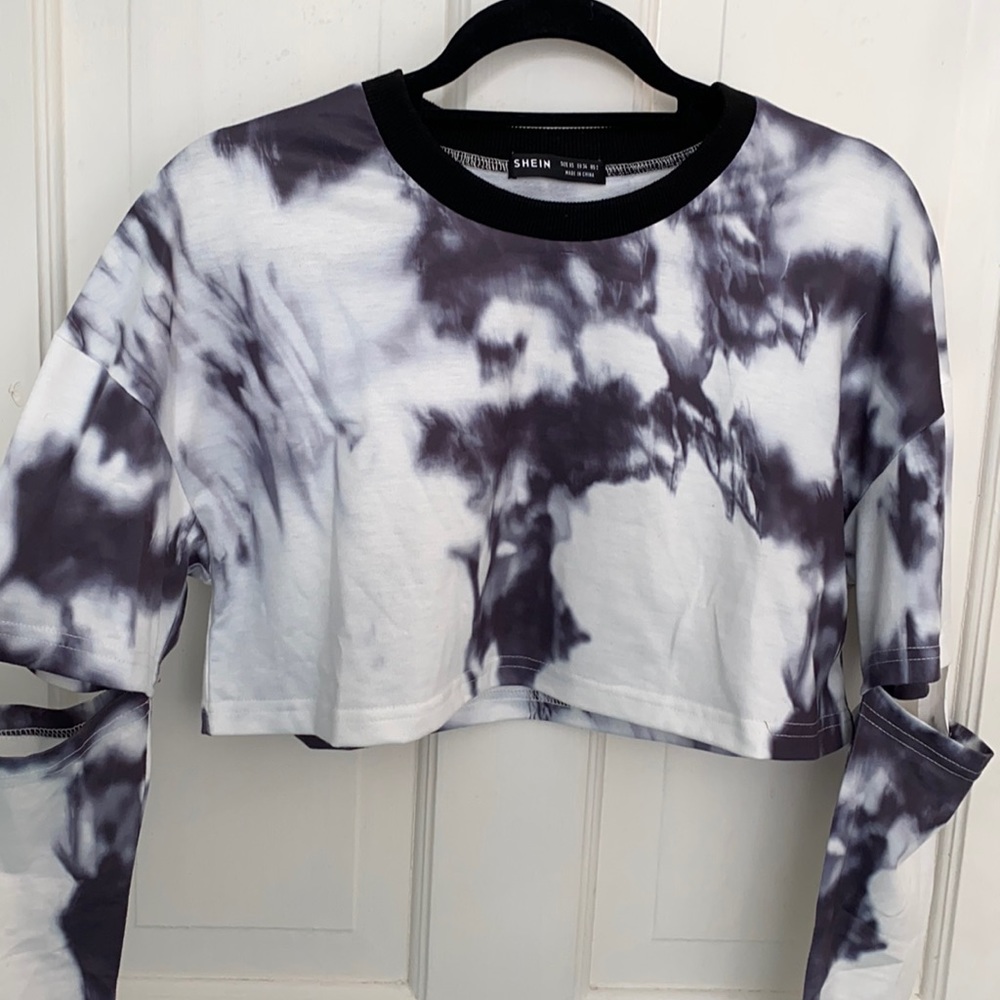 Not a fan of the black collar on the neck, very trendy, soft and wearable